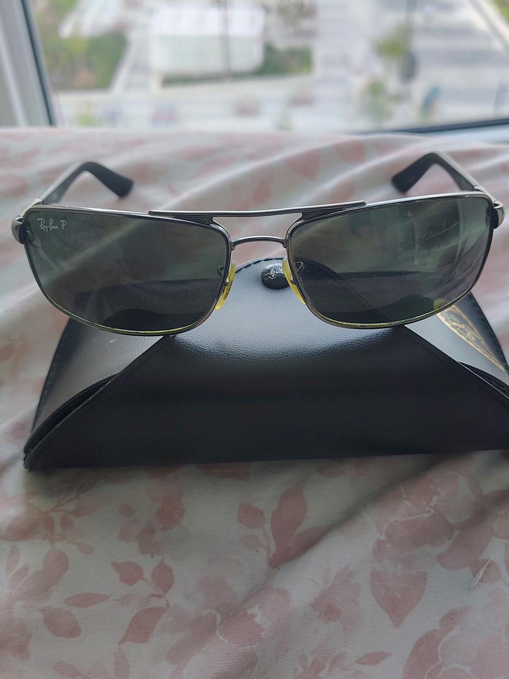 Ray-Ban Men’s Silver Frame Sunglasses with Black Lenses